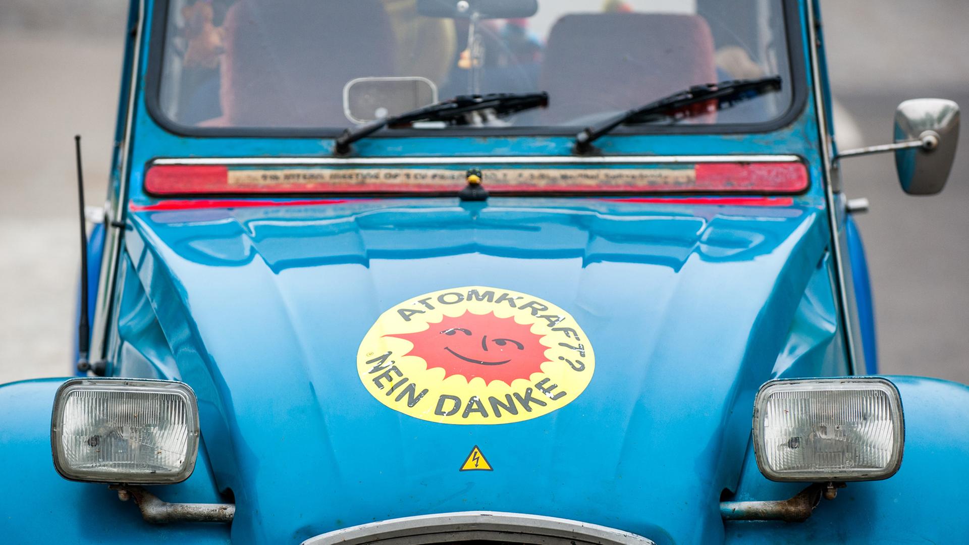 Ein Citroën 2CV, besser bekannt als "Ente", mit einem Aufkleber mit der Aufschrift "Atomkraft? Nein Danke" Ein Citroën 2CV, besser bekannt als "Ente", mit einem Aufkleber mit der Aufschrift "Atomkraft? Nein Danke"