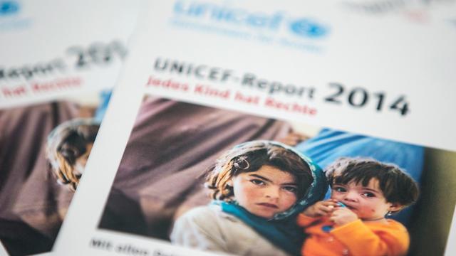 Der UNICEF-Report 2014 liegt am 25.06.2014 am Rande einer Pressekonfernz in Berlin auf einem Tisch.