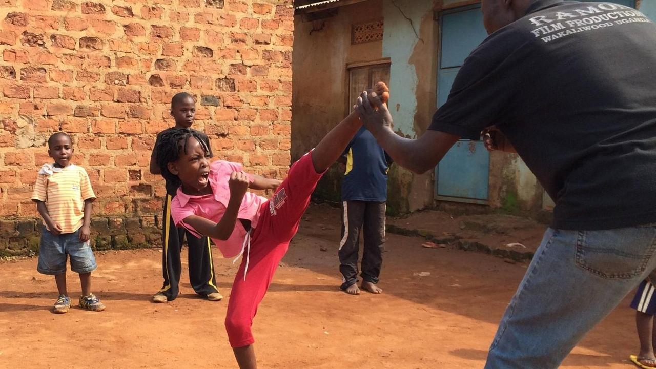 Kinder üben mit dem Schauspieler Kungfu Master im Slum Wakaliga, einem Vorort der ugandischen Hauptstadt Kampala.
