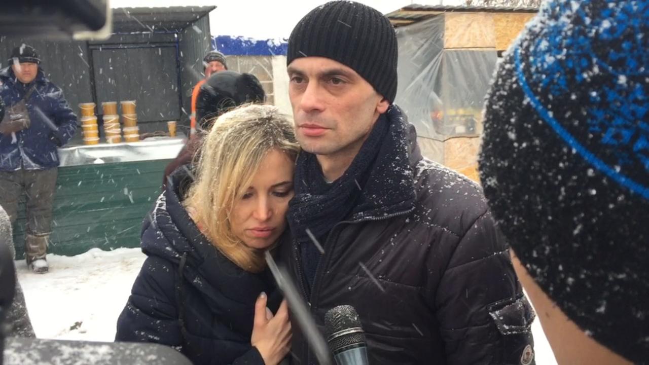 Eleonora Ribalko und Tejmuras Nichodin, der aus einem Gefängnis in der Ostukraine freigelassen wurde. Im Sommer 2017 hatte Nichodin dem Deutschlandfunk gegenüber von Zwnagsarbeit im Gefängnis berichtet. Eleonora Ribalko und Tejmuras Nichodin, der aus einem Gefängnis in der Ostukraine freigelassen wurde. Im Sommer 2017 hatte Nichodin dem Deutschlandfunk gegenüber von Zwnagsarbeit im Gefängnis berichtet.