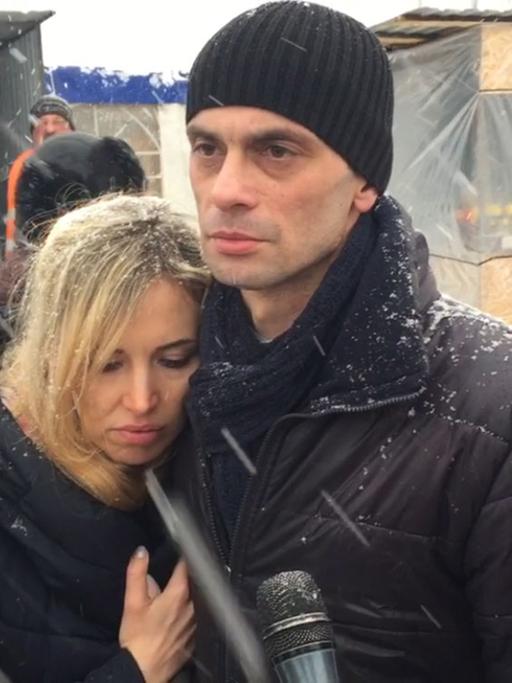 Eleonora Ribalko und Tejmuras Nichodin, der aus einem Gefängnis in der Ostukraine freigelassen wurde. Im Sommer 2017 hatte Nichodin dem Deutschlandfunk gegenüber von Zwnagsarbeit im Gefängnis berichtet.