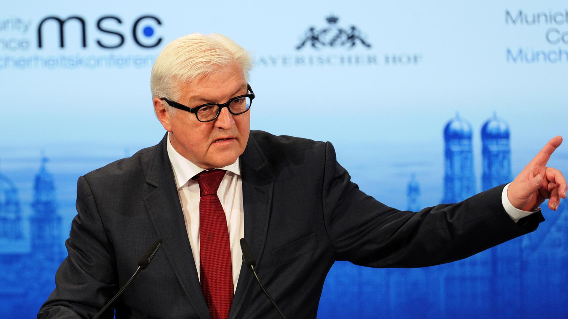 Bundesaußenminister Frank-Walter Steinmeier (SPD) spricht am 01.02.2014 auf der 50. Sicherheitskonferenz (MSC) in München (Bayern). Bundesaußenminister Frank-Walter Steinmeier (SPD) spricht am 01.02.2014 auf der 50. Sicherheitskonferenz (MSC) in München (Bayern).
