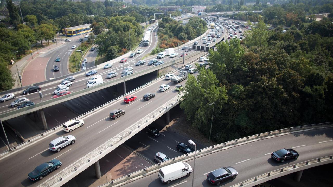 Viel Verkehr herrscht am Dreieck Funkturm auf der Stadtautobahn A100 in Berlin, aufgenommen 2013. Viel Verkehr herrscht am Dreieck Funkturm auf der Stadtautobahn A100 in Berlin, aufgenommen 2013.