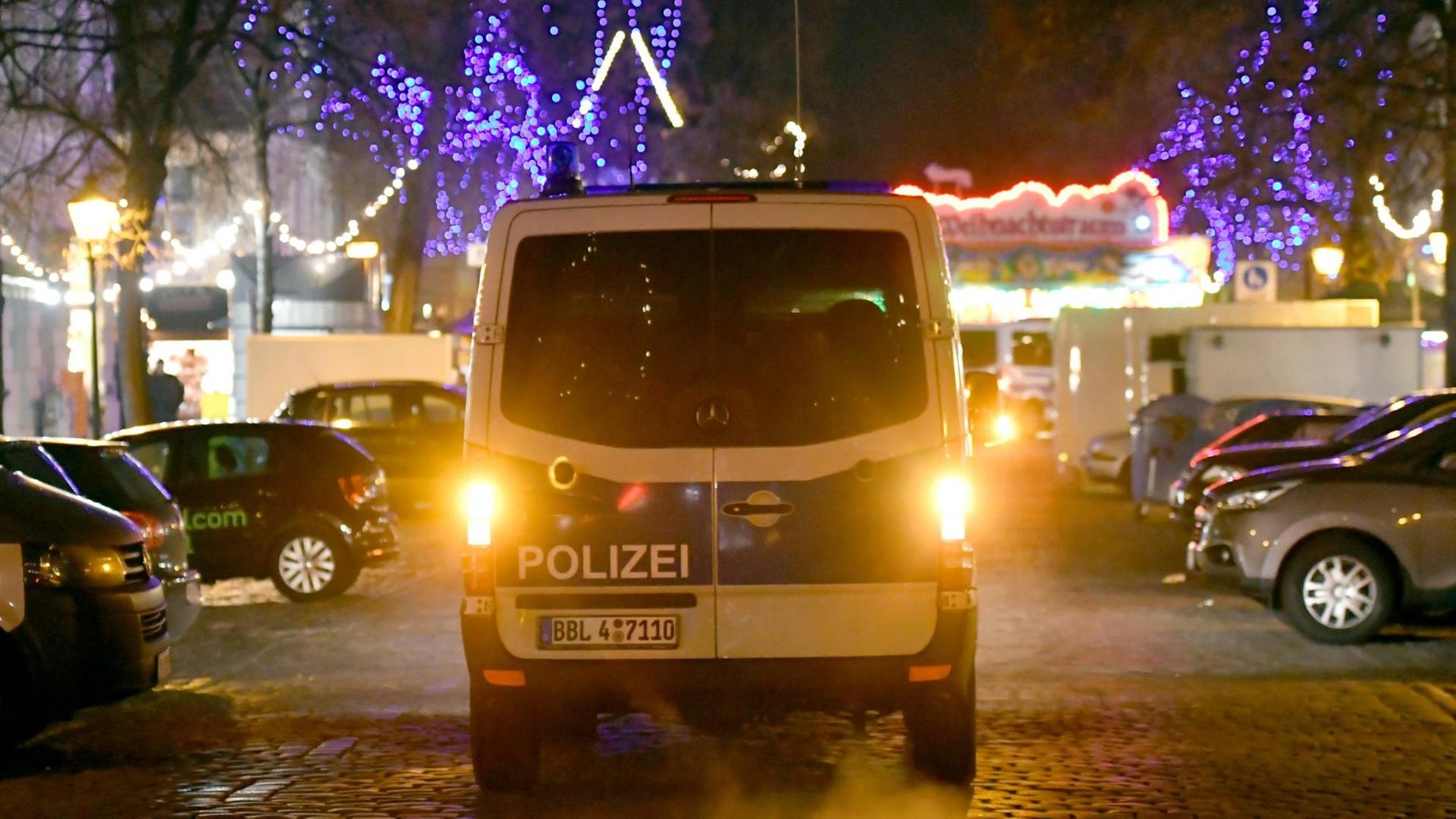 Ein Polizeifahrzeug fährt am 01.12.2017 auf einer Straße an einen Weihnachtsmarkt in der Innenstadt von Potsdam (Brandenburg). An dem Markt haben Bombenentschärfer am Freitag ein verdächtiges Paket unschädlich gemacht. Ein Polizeifahrzeug fährt am 01.12.2017 auf einer Straße an einen Weihnachtsmarkt in der Innenstadt von Potsdam (Brandenburg). An dem Markt haben Bombenentschärfer am Freitag ein verdächtiges Paket unschädlich gemacht.