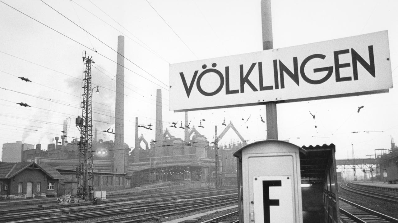 Gleisanlagen des Bahnhofes im saarländischen Völklingen, im Hintergrund das alte Stahlwerk der Arbed Saarstahl GmbH am 04.12.1982. Gleisanlagen des Bahnhofes im saarländischen Völklingen, im Hintergrund das alte Stahlwerk der Arbed Saarstahl GmbH am 04.12.1982.