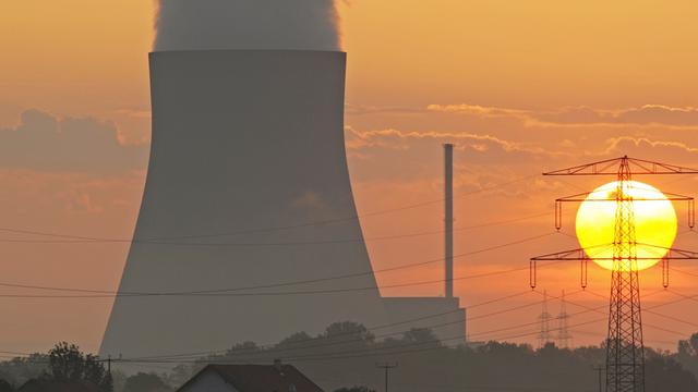 Die Sonne geht am Montagmorgen (06.06.2011) in Niederaichbach (Niederbayern) hinter dem Kühlturm auf dem Gelände der Isar-Kernkraftwerke auf.