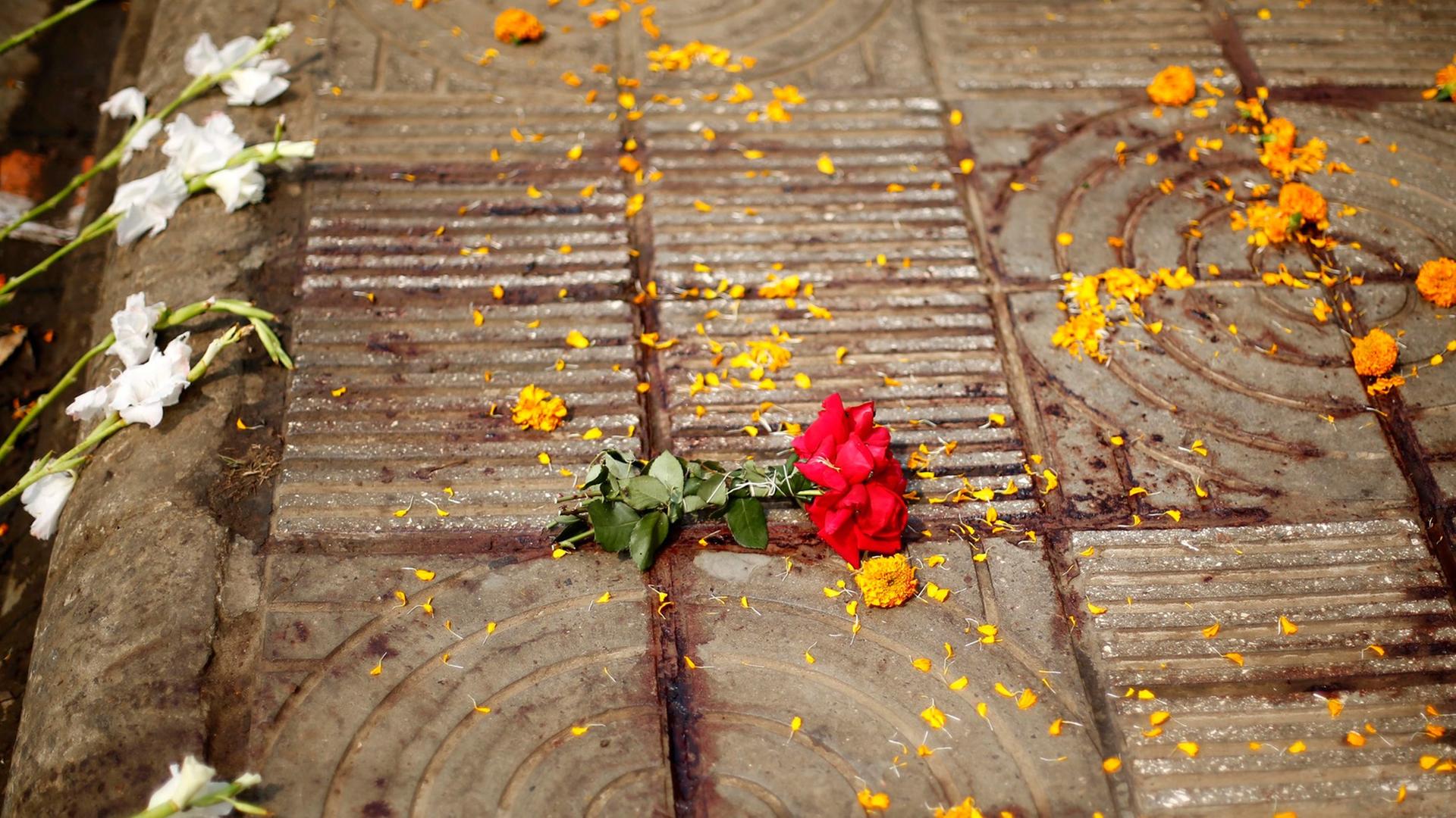 Blumen liegen als Zeichen der Trauer auf einer Straße in der Nähe des Hauses des ermordeten Bloggers Avijit Roy in Dhaka. Blumen liegen als Zeichen der Trauer auf einer Straße in der Nähe des Hauses des ermordeten Bloggers Avijit Roy in Dhaka.
