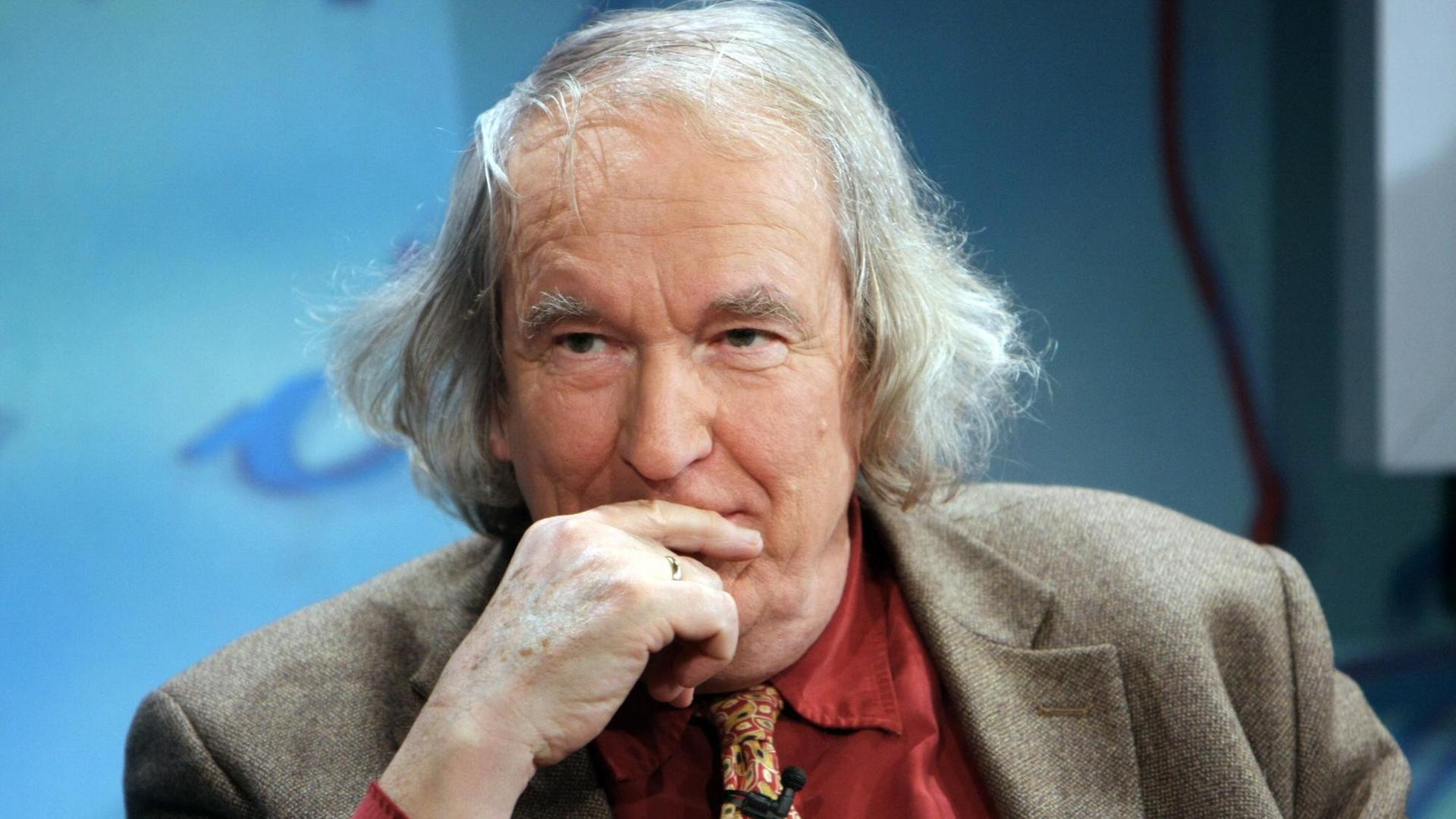 Der Literaturwissenschaftler Dieter Borchmeyer bei einer Martin-Walser-Lesung 2008 Der Literaturwissenschaftler Dieter Borchmeyer bei einer Martin-Walser-Lesung 2008