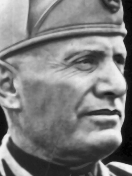 Porträtaufnahme von Benito Mussolini in Uniform