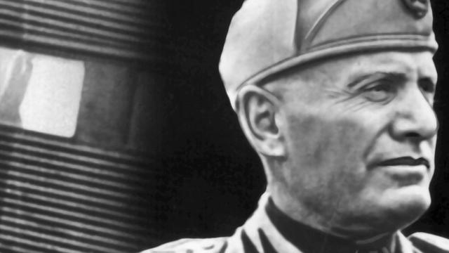 Porträtaufnahme von Benito Mussolini in Uniform Porträtaufnahme von Benito Mussolini in Uniform