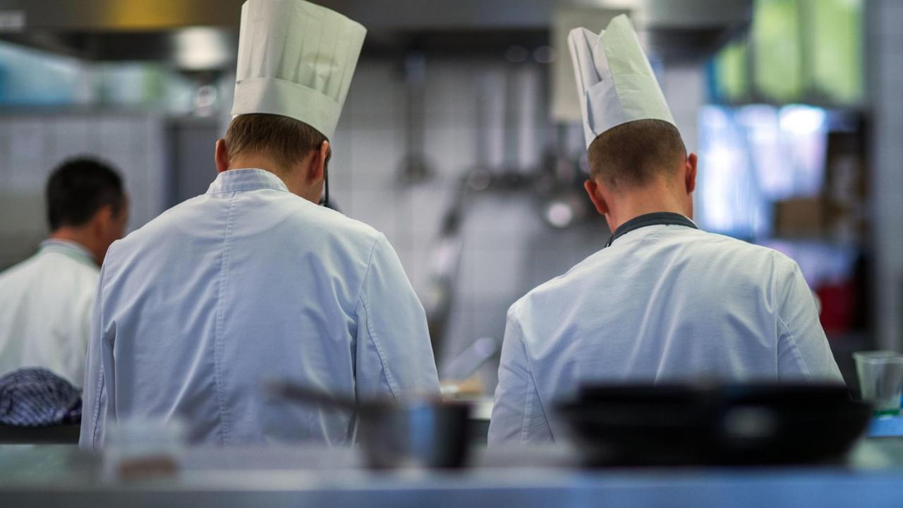 Zwei junge Köche arbeiten bei den Landesmeisterschaften des Gastro-Nachwuchs in Stralsund (Mecklenburg-Vorpommern) an ihren Speisen. Zwei junge Köche arbeiten bei den Landesmeisterschaften des Gastro-Nachwuchs in Stralsund (Mecklenburg-Vorpommern) an ihren Speisen.
