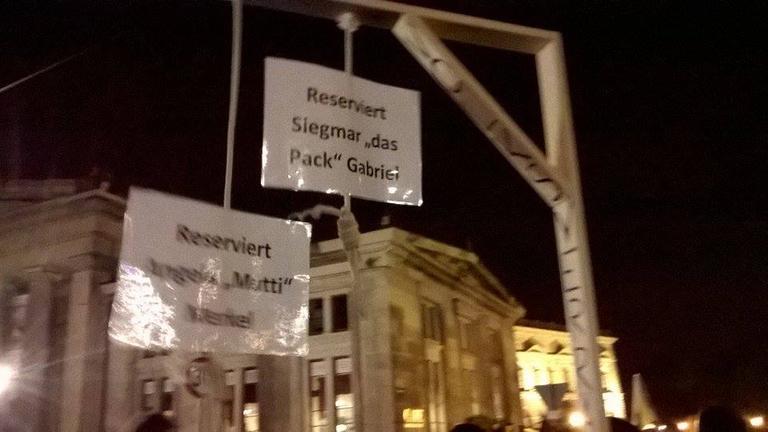 "Pegida" in Dresden: Symbolischer Galgen für Merkel und Gabriel. "Pegida" in Dresden: Symbolischer Galgen für Merkel und Gabriel.