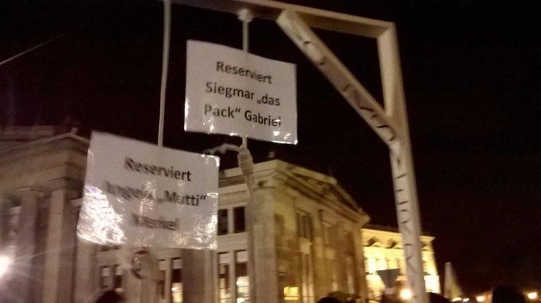 "Pegida" in Dresden: Symbolischer Galgen für Merkel und Gabriel. "Pegida" in Dresden: Symbolischer Galgen für Merkel und Gabriel.