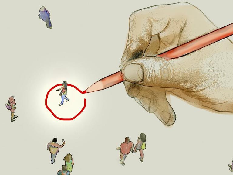 Eine Hand, die einen Rotstift führt, zeichnet einen Kreis um eine einzelne Person herum, während andere Menschen um sie herumstehen oder vorbeilaufen.