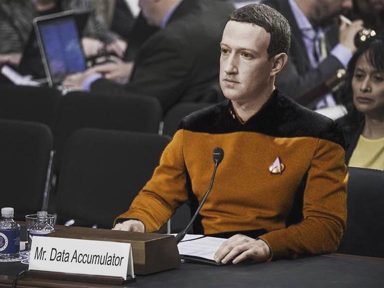 Eine Fotomontage zeigt Mark Zuckerberg als Star Trek Crew-Mitglied vor dem US-Kongress.
