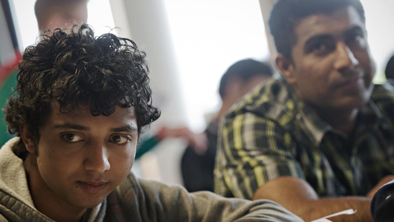 Die pakistanischen Schüler Ali Kamran (l) und Ali Rafagat nehmen am 13.05.2014 im Berufsschulzentrum in Miesbach (Bayern) am Unterricht teil. Zwei Jahre lernen hier Flüchtlinge aus der ganzen Welt gemeinsam. Die pakistanischen Schüler Ali Kamran (l) und Ali Rafagat nehmen am 13.05.2014 im Berufsschulzentrum in Miesbach (Bayern) am Unterricht teil. Zwei Jahre lernen hier Flüchtlinge aus der ganzen Welt gemeinsam.