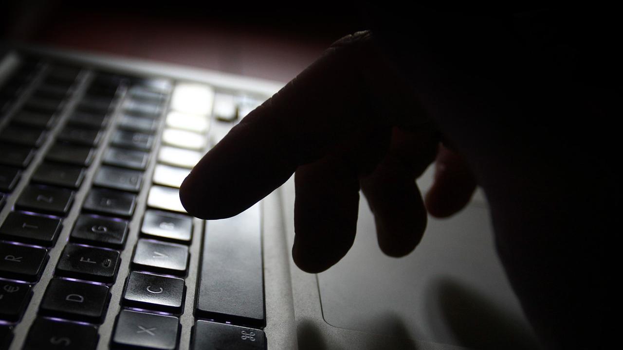 Ein Mann arbeitet an der Tastatur eines Laptops. Ein Mann arbeitet an der Tastatur eines Laptops.