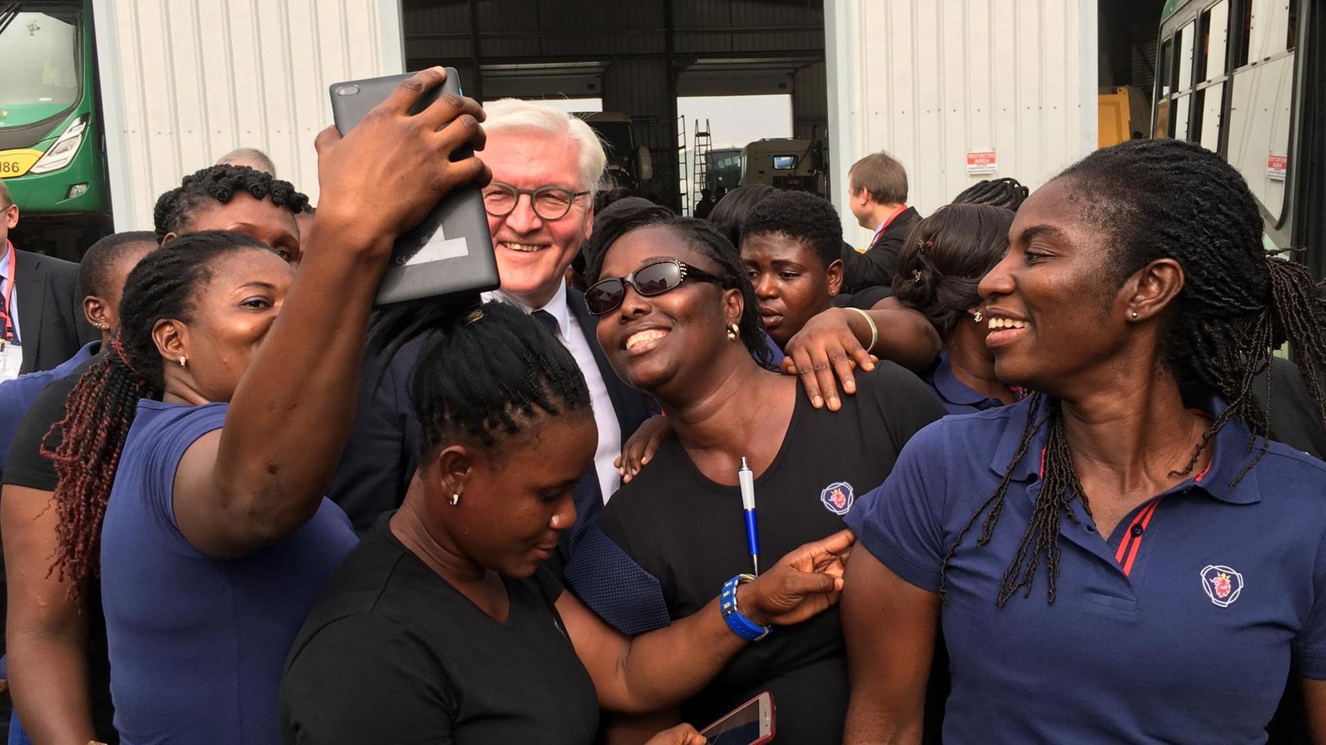 Bundespräsident Frank-Walter Steinmeier und Fahrschülerinnen, die eine Ausbildung als Busfahrerinnen in Accra machen. Bundespräsident Frank-Walter Steinmeier und Fahrschülerinnen, die eine Ausbildung als Busfahrerinnen in Accra machen.