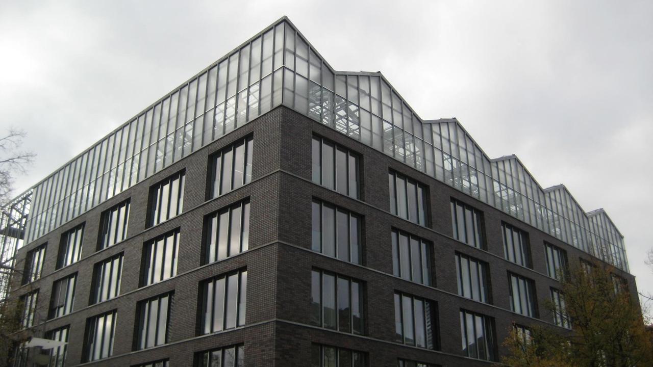 Die "Glaskrone" auf dem Dach des neuen Jobcenters am Altmarkt in Oberhausen Die "Glaskrone" auf dem Dach des neuen Jobcenters am Altmarkt in Oberhausen