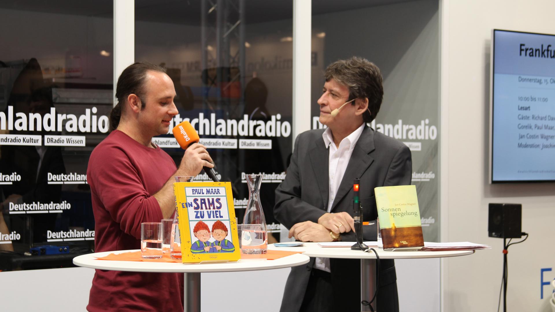 Jan Costin Wagner (l.) und Moderator Joachim Scholl am Deutschlandradio-Stand der Frankfurter Buchmesse 2015. Jan Costin Wagner (l.) und Moderator Joachim Scholl am Deutschlandradio-Stand der Frankfurter Buchmesse 2015.