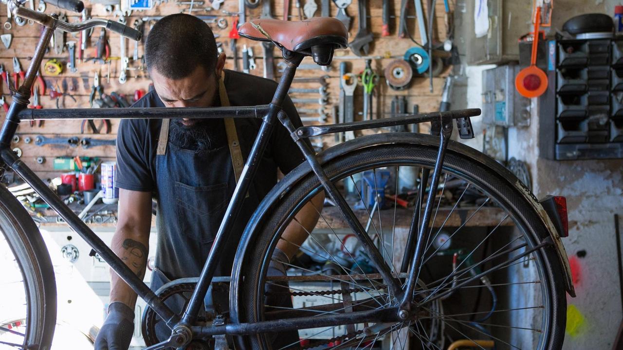 In einer Werkstatt mit einer Wand voller Werkzeuge wird ein altes Fahrr...</p>

                        <a href=