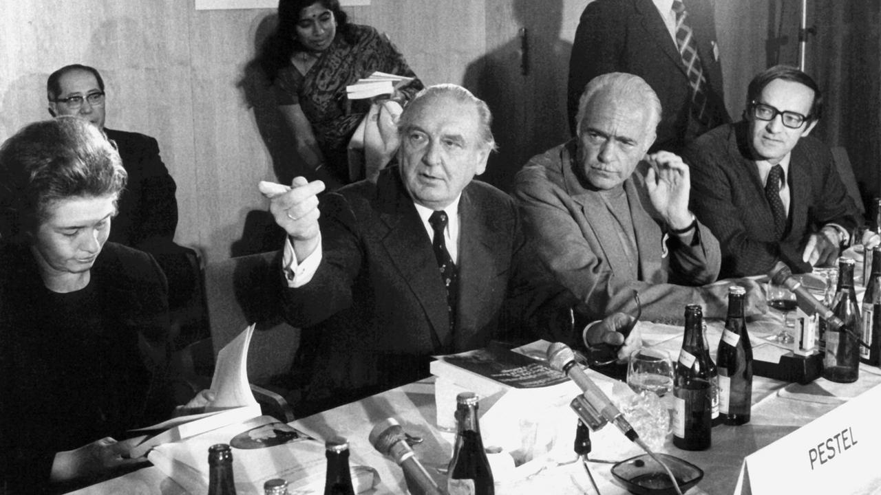 Bei der Pressekonferenz am 13.10.1974 in Berlin und der Bekanntgabe der Forschungsvorhaben (v. l-r): Brigitte Freyh (Kuratorium Stiftung Entwicklungsländer), Professor Eduard Prestel (TU Hannover), Dr. Aurelio Peccei (Italien, Club-Vorsitzender) und Professor Mihajlo Mesarovic (USA). Bei der Pressekonferenz am 13.10.1974 in Berlin und der Bekanntgabe der Forschungsvorhaben (v. l-r): Brigitte Freyh (Kuratorium Stiftung Entwicklungsländer), Professor Eduard Prestel (TU Hannover), Dr. Aurelio Peccei (Italien, Club-Vorsitzender) und Professor Mihajlo Mesarovic (USA).