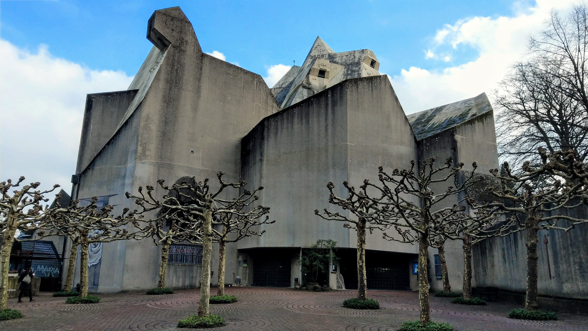 Ansicht der Wallfahrtskirche "Maria, Königin des Friedens", einer Kirche aus Beton. Ansicht der Wallfahrtskirche "Maria, Königin des Friedens", einer Kirche aus Beton.