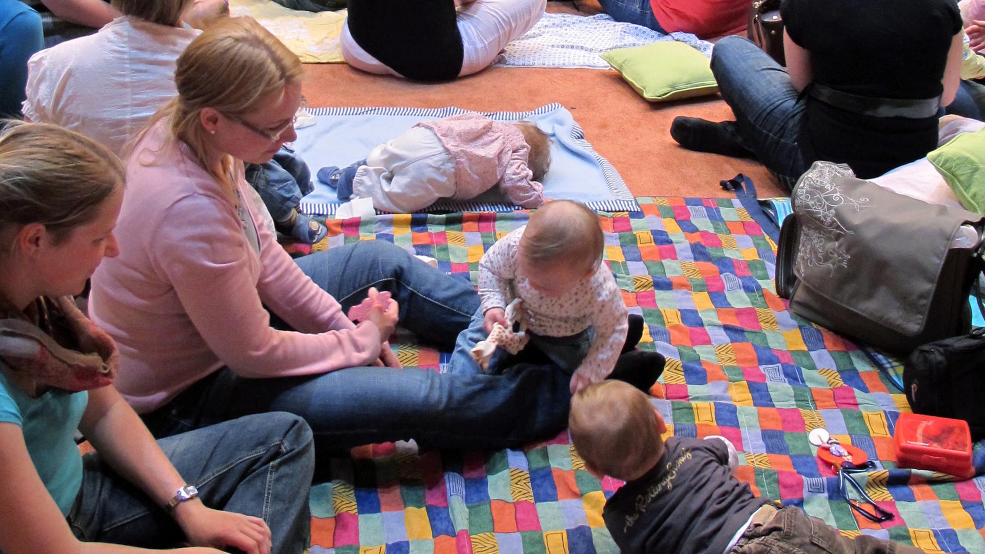 Dirigent George Pehlivanian dirigiert in der Staatsphilharmonie Rheinland-Pfalz in Ludwigshafen, während Mütter mit ihren Kleinkindern zuhören (Foto vom 06.05.2011). Dirigent George Pehlivanian dirigiert in der Staatsphilharmonie Rheinland-Pfalz in Ludwigshafen, während Mütter mit ihren Kleinkindern zuhören (Foto vom 06.05.2011).