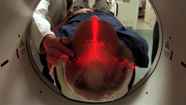 Rossendorf (Sachsen): Mit einem Laser positioniert Heidrun Kutzner am 14.10.1997 im Positronen-Emissions-Tomographie-Zentrum (PET) in Rossendorf bei Dresden einen Patienten während der Vorbereitung zur Hirnuntersuchung.