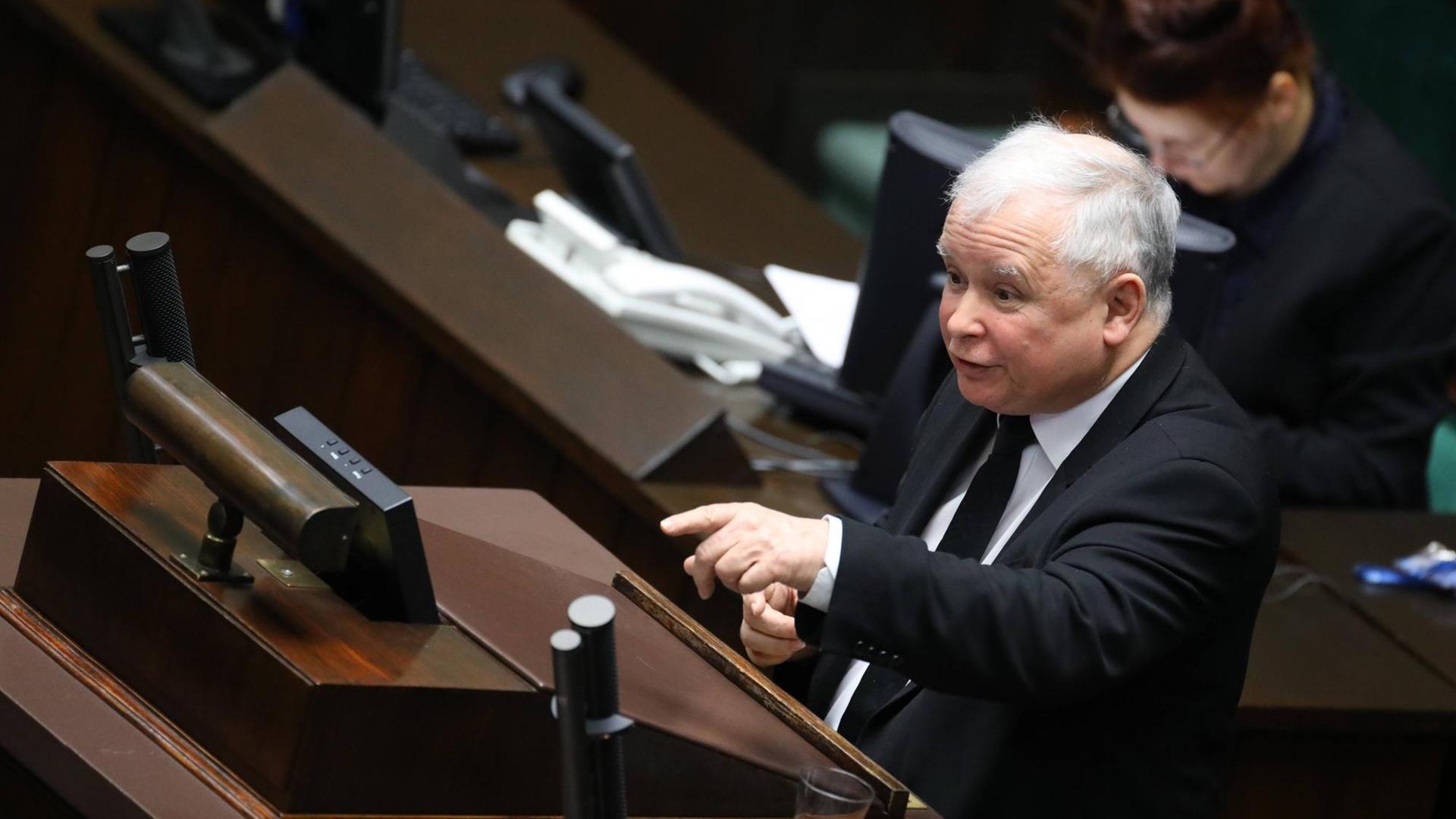 Jaroslaw Kaczynski, Vorsitzender der Regierungspartei PiS, im polnischen Parlament. Jaroslaw Kaczynski, Vorsitzender der Regierungspartei PiS, im polnischen Parlament.