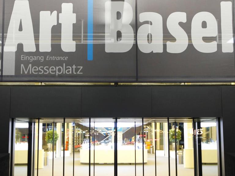 Eingangsportal der Art Basel Kunstmesse beim Preview am 16.Juni 2014