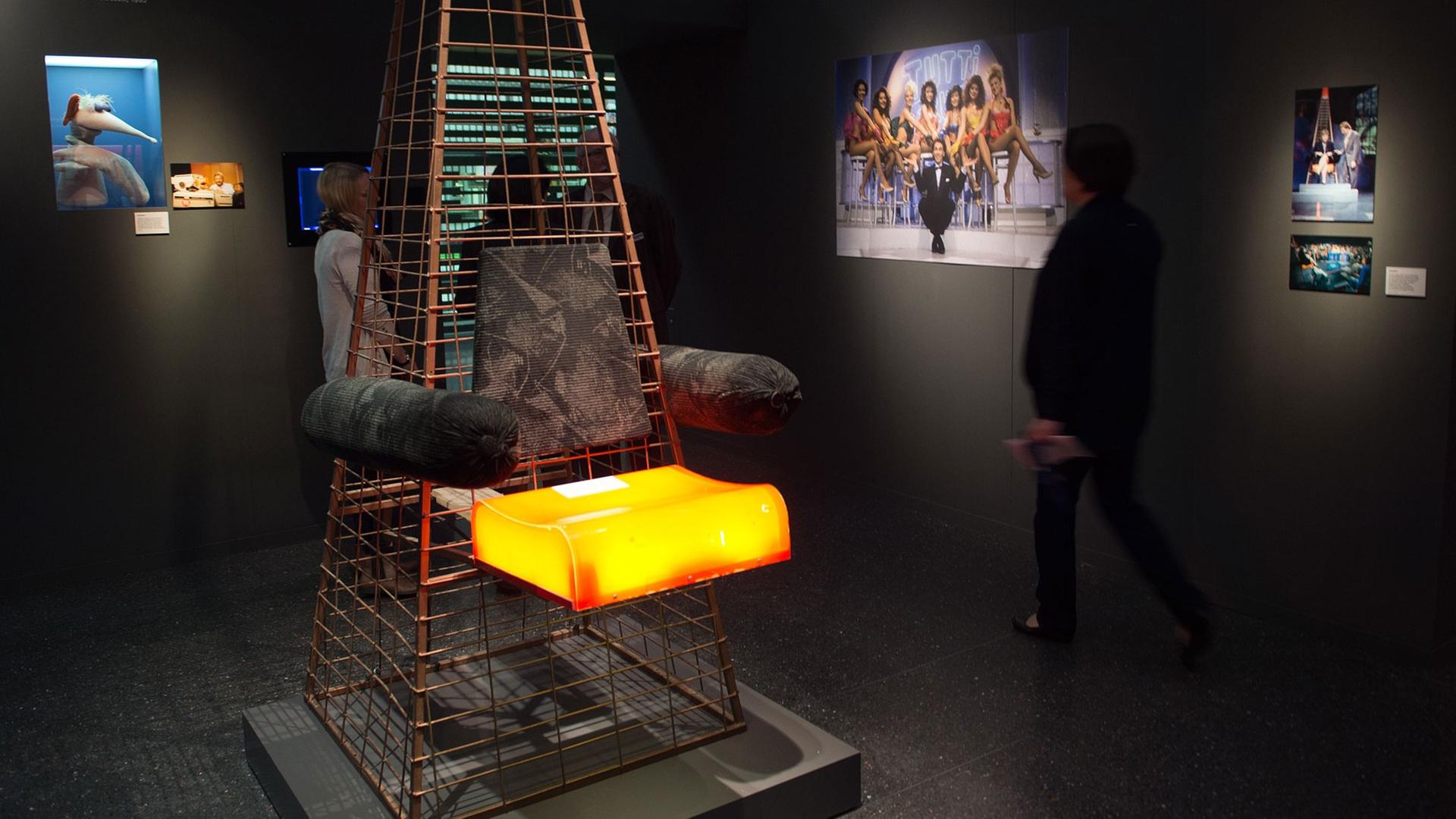 Der «heiße Stuhl» aus der gleichnamigen TV-Sendung von RTL plus, aufgenommen am 02.10.2015 in der Ausstellung «Unter Druck! Medien und Politik» im Haus der Geschichte in Bonn (Nordrhein-Westfalen) Der «heiße Stuhl» aus der gleichnamigen TV-Sendung von RTL plus, aufgenommen am 02.10.2015 in der Ausstellung «Unter Druck! Medien und Politik» im Haus der Geschichte in Bonn (Nordrhein-Westfalen)