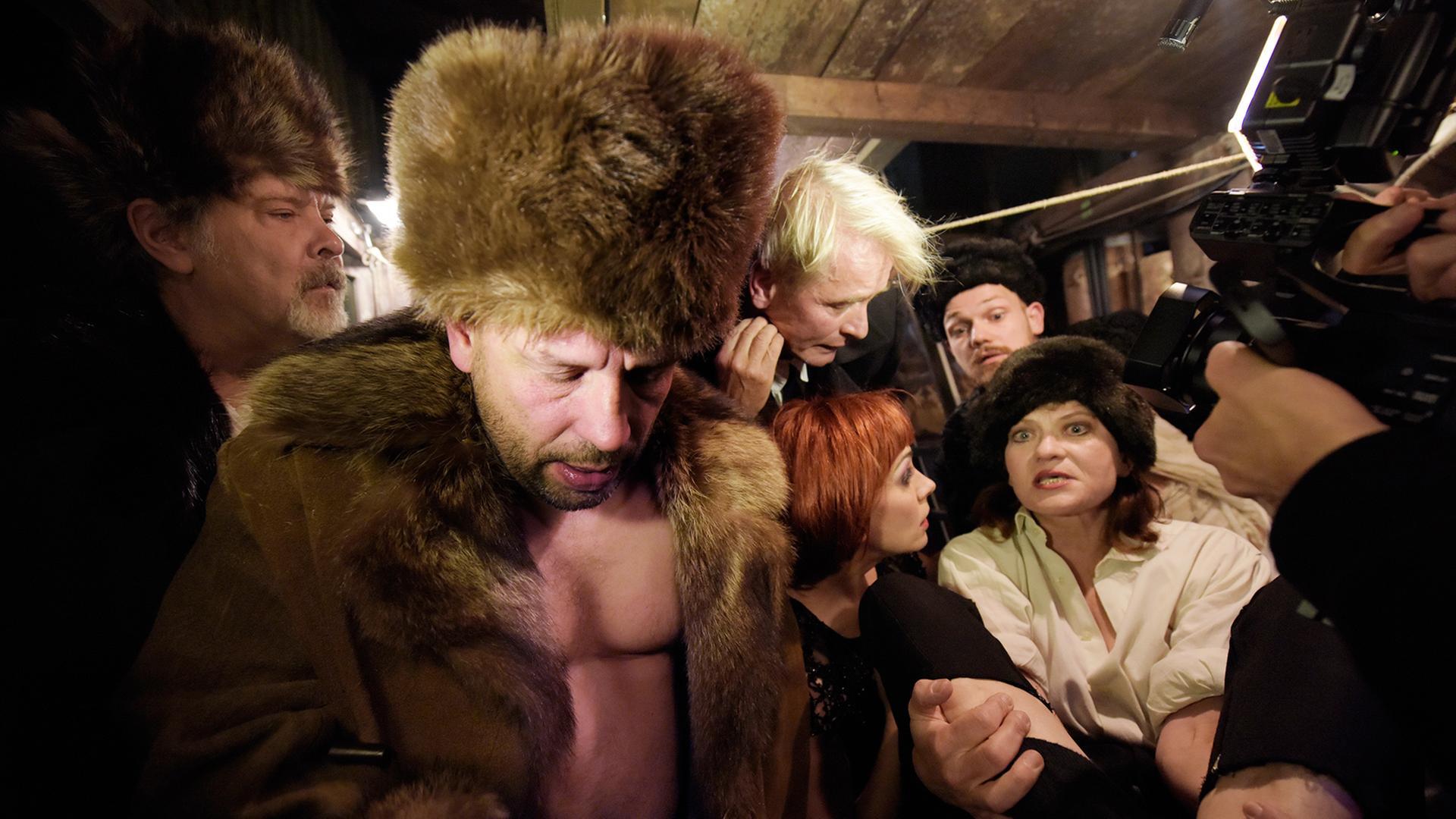 Die Schauspieler (v.l.) Andreas Leupold, Wolfgang Michalek, Horst Kotterba, Manja Kuhl, Matti Krause und Astrid Meyerfeldt vom Schauspiel Stuttgart bei einer Probe von "Tschewengur" am Schauspielhaus in Stuttgart in einer Inszenierung von Frank Castorf, aufgenommen am 19.10.2015. Die Schauspieler (v.l.) Andreas Leupold, Wolfgang Michalek, Horst Kotterba, Manja Kuhl, Matti Krause und Astrid Meyerfeldt vom Schauspiel Stuttgart bei einer Probe von "Tschewengur" am Schauspielhaus in Stuttgart in einer Inszenierung von Frank Castorf, aufgenommen am 19.10.2015.