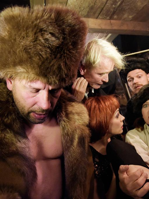 Die Schauspieler (v.l.) Andreas Leupold, Wolfgang Michalek, Horst Kotterba, Manja Kuhl, Matti Krause und Astrid Meyerfeldt vom Schauspiel Stuttgart bei einer Probe von "Tschewengur" am Schauspielhaus in Stuttgart in einer Inszenierung von Frank Castorf, aufgenommen am 19.10.2015.