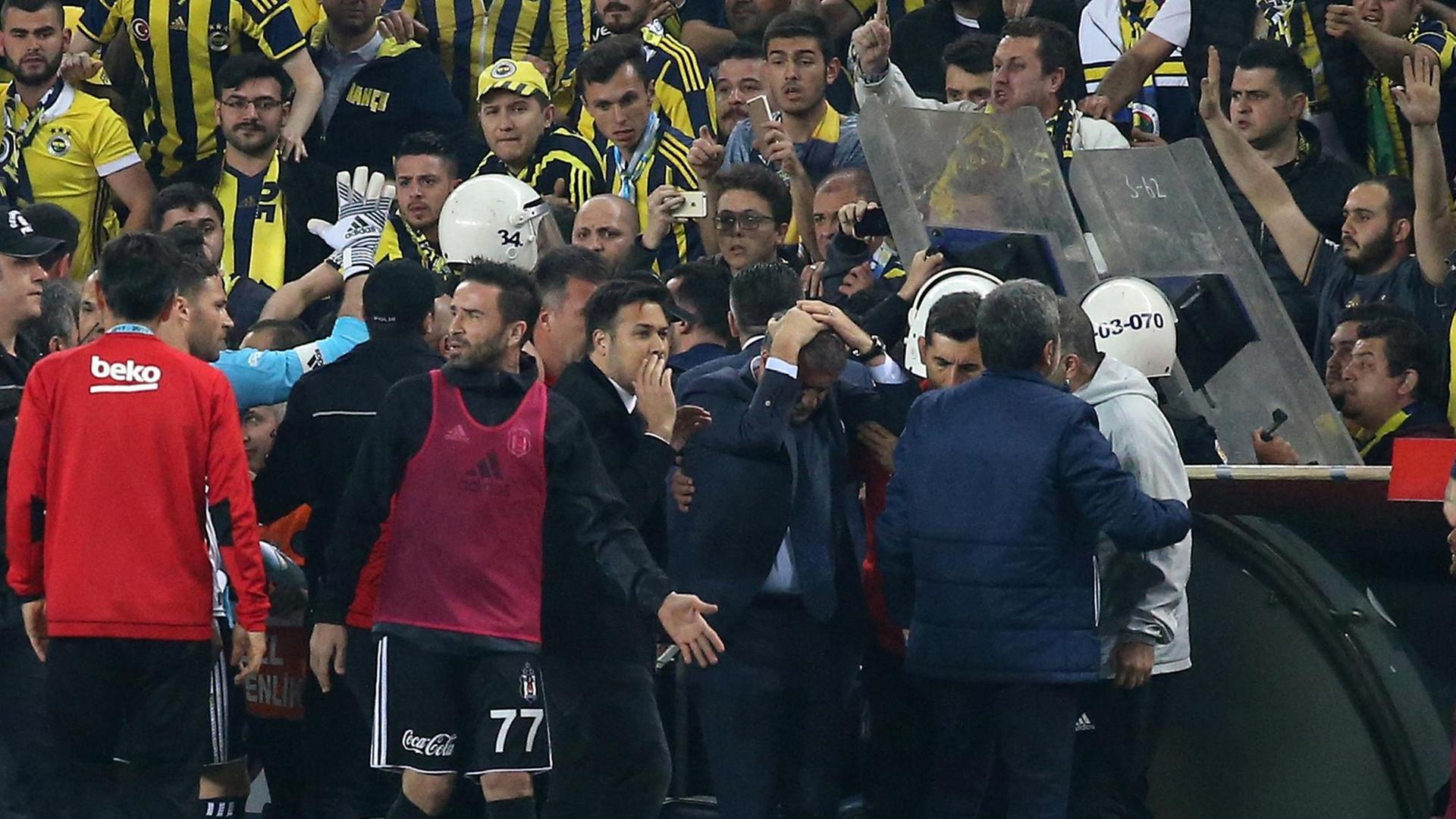 Bei den Ausschreitungen während des Pokal-Halbfinales zwischen den beiden Stadtrivalen Fenerbahce und Besiktas Istanbul erlitt Besiktas-Trainer Senol Günes eine Platzwunde am Kopf. Bei den Ausschreitungen während des Pokal-Halbfinales zwischen den beiden Stadtrivalen Fenerbahce und Besiktas Istanbul erlitt Besiktas-Trainer Senol Günes eine Platzwunde am Kopf.