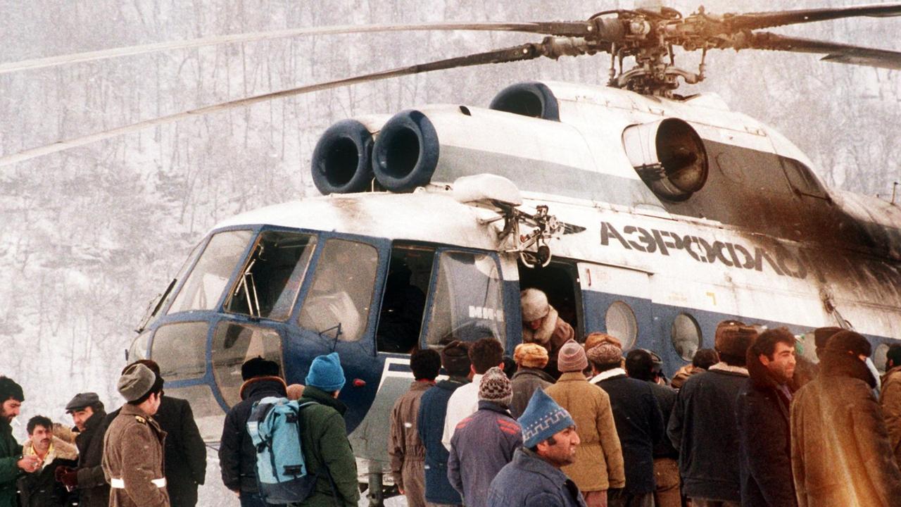 Mit einem Hubschrauber verlassen armenische Flüchtlinge am 3. März 1992 Stepanakert, die Hauptstadt von Berg-Karabach. Mit einem Hubschrauber verlassen armenische Flüchtlinge am 3. März 1992 Stepanakert, die Hauptstadt von Berg-Karabach.