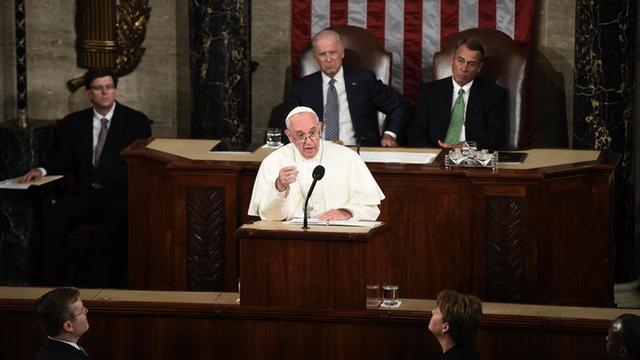 Papst Franziskus hält eine Rede vor dem US-Kongress, im Hintergrund sind Vizepräsident Joe Biden und John Boehner, der Sprecher des Repräsentantenhauses, zu sehen.