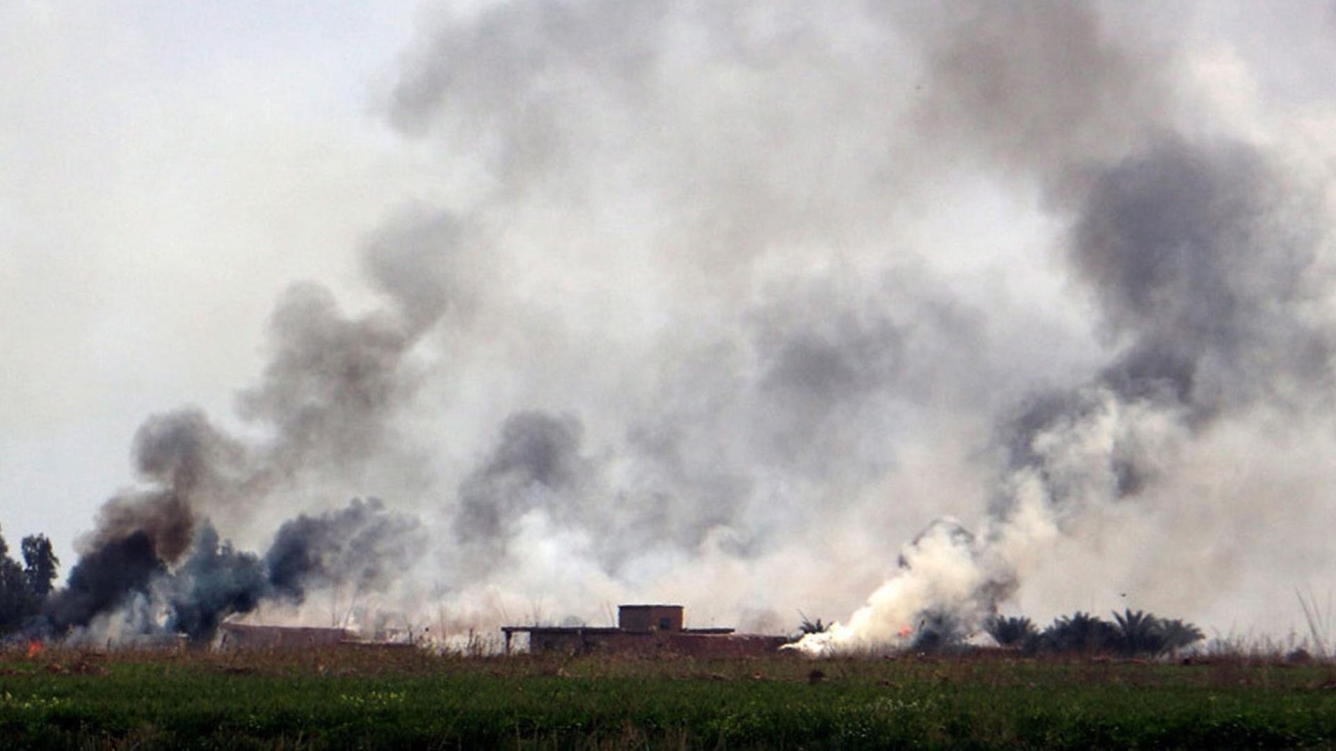 Rauch nach Kämpfen zwischen irakischen Truppen und der Terrormiliz IS südlich von Tikrit. Rauch nach Kämpfen zwischen irakischen Truppen und der Terrormiliz IS südlich von Tikrit.