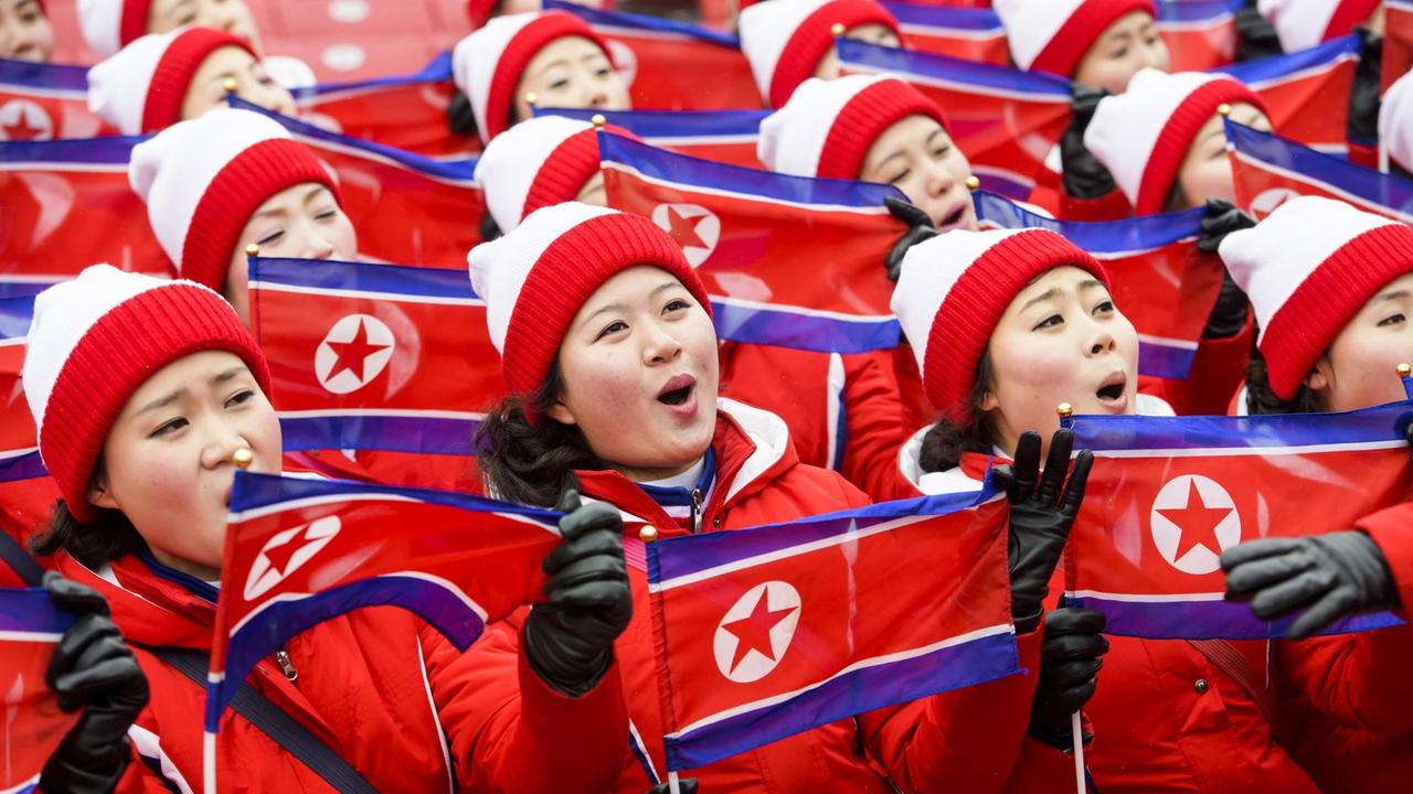 Cheerleader aus Nordkorea jubeln auf der Tribüne bei den Olympischen Spielen in Pyeongchang / Südkorea.