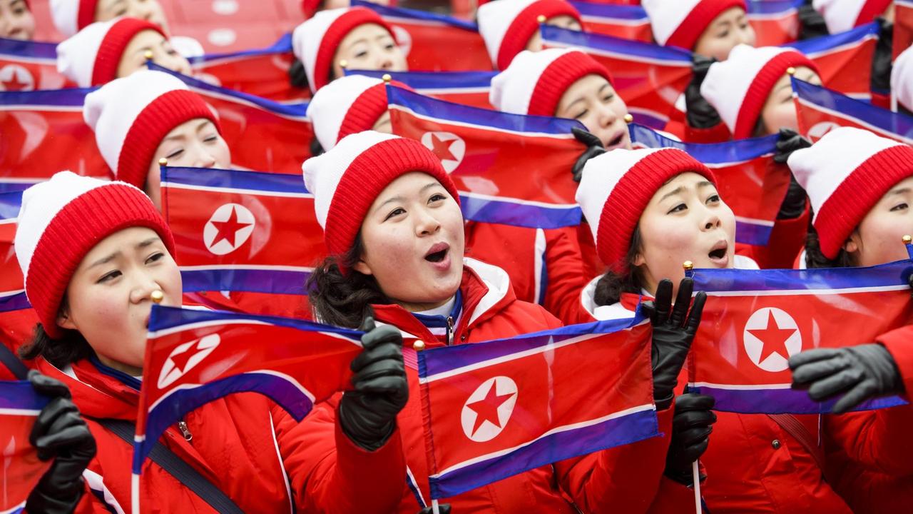 Cheerleader aus Nordkorea jubeln auf der Tribüne bei den Olympischen Spielen in Pyeongchang / Südkorea. Cheerleader aus Nordkorea jubeln auf der Tribüne bei den Olympischen Spielen in Pyeongchang / Südkorea.