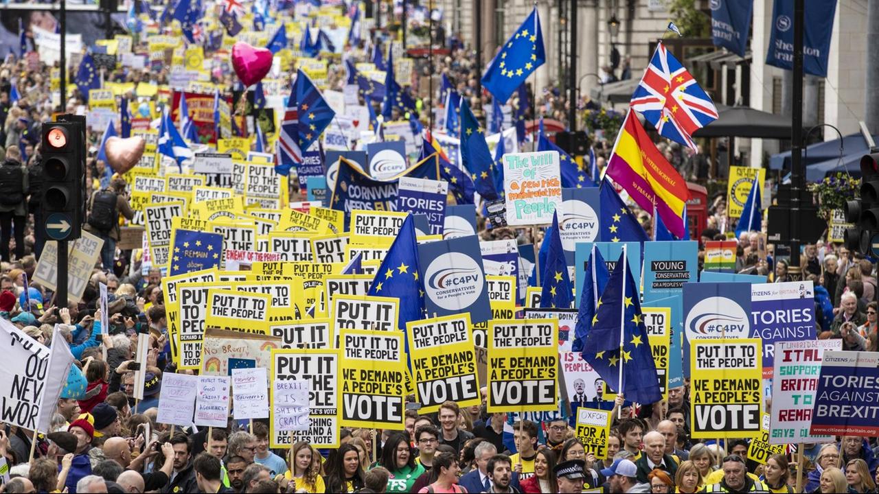 23. März 2019, London: Hunderttausende gehen bei der Peoples Vote Demonstration durch das Zentrum von London.