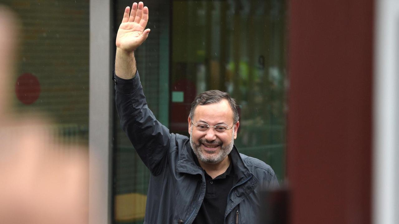 Der in Berlin festgenommene ägyptische Fernsehjournalist Ahmed Mansur kommt am 22.06.2015 aus der Justizanstalt in Berlin-Moabit. Nach zweitägigem Gewahrsam hat der prominente arabische Fernsehjournalist die Justizvollzugsanstalt verlassen. Der in Berlin festgenommene ägyptische Fernsehjournalist Ahmed Mansur kommt am 22.06.2015 aus der Justizanstalt in Berlin-Moabit. Nach zweitägigem Gewahrsam hat der prominente arabische Fernsehjournalist die Justizvollzugsanstalt verlassen.