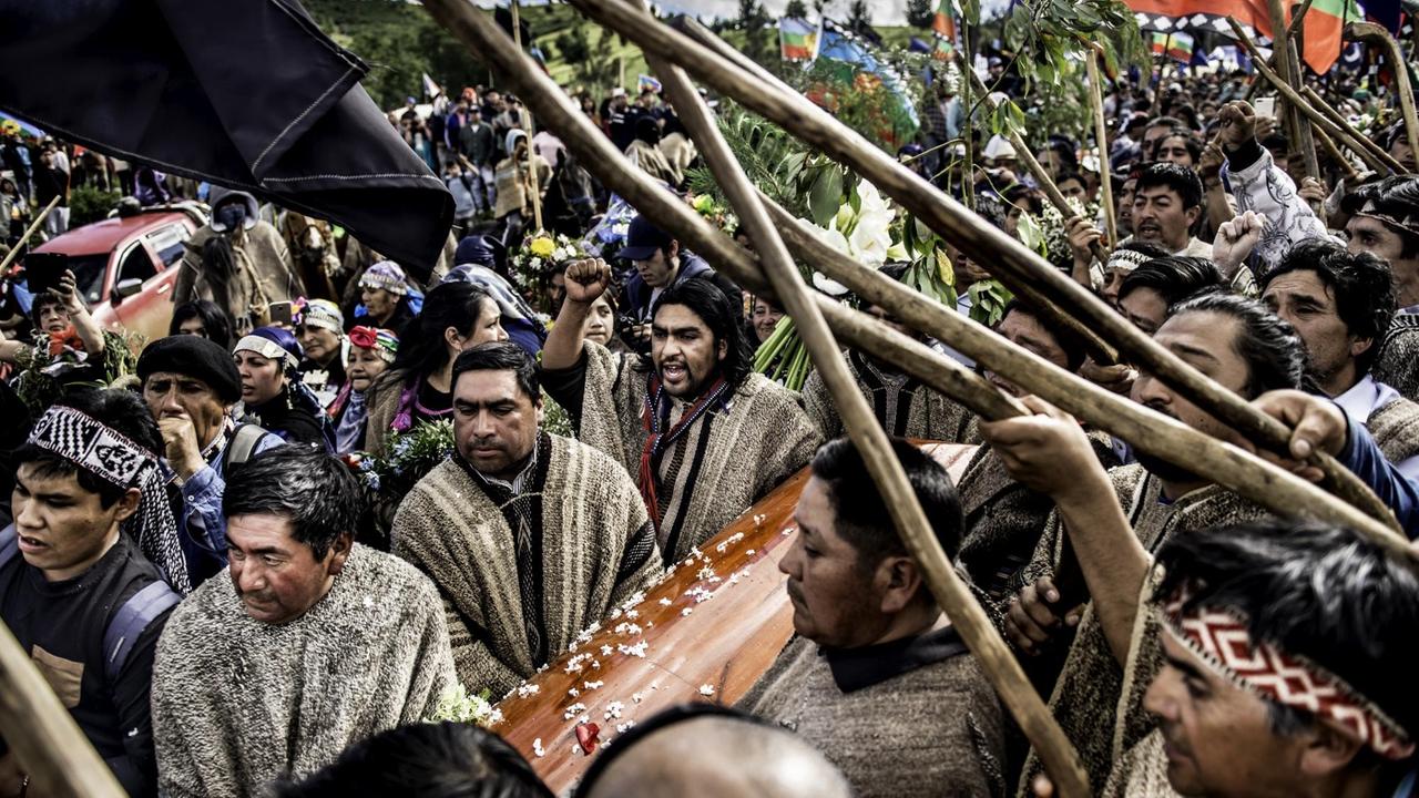 Mitglieder des indigenen Volkes der Mapuche tragen auf einem indigenen Friedhof den Sarg des 24-jährigen Camilo Catrillanca vor dessen Beerdigung. Mitglieder des indigenen Volkes der Mapuche tragen auf einem indigenen Friedhof den Sarg des 24-jährigen Camilo Catrillanca vor dessen Beerdigung.
