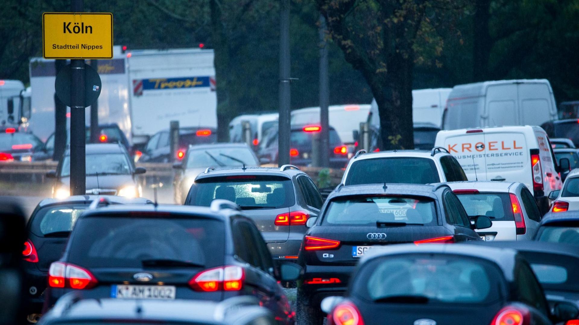 Autos auf einer Straße in Köln Autos auf einer Straße in Köln
