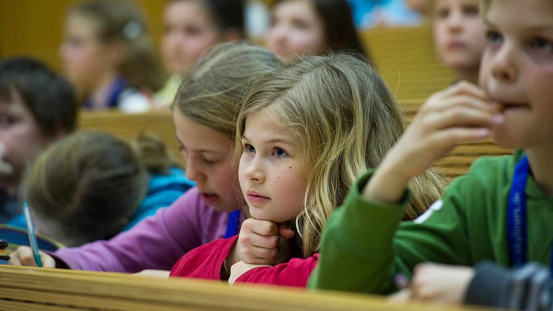 Philosophieren wie die Großen: Teilnehmer der "Kinderuni" an der Europa-Universität Viadrina in Frankfurt (Oder) Philosophieren wie die Großen: Teilnehmer der "Kinderuni" an der Europa-Universität Viadrina in Frankfurt (Oder)