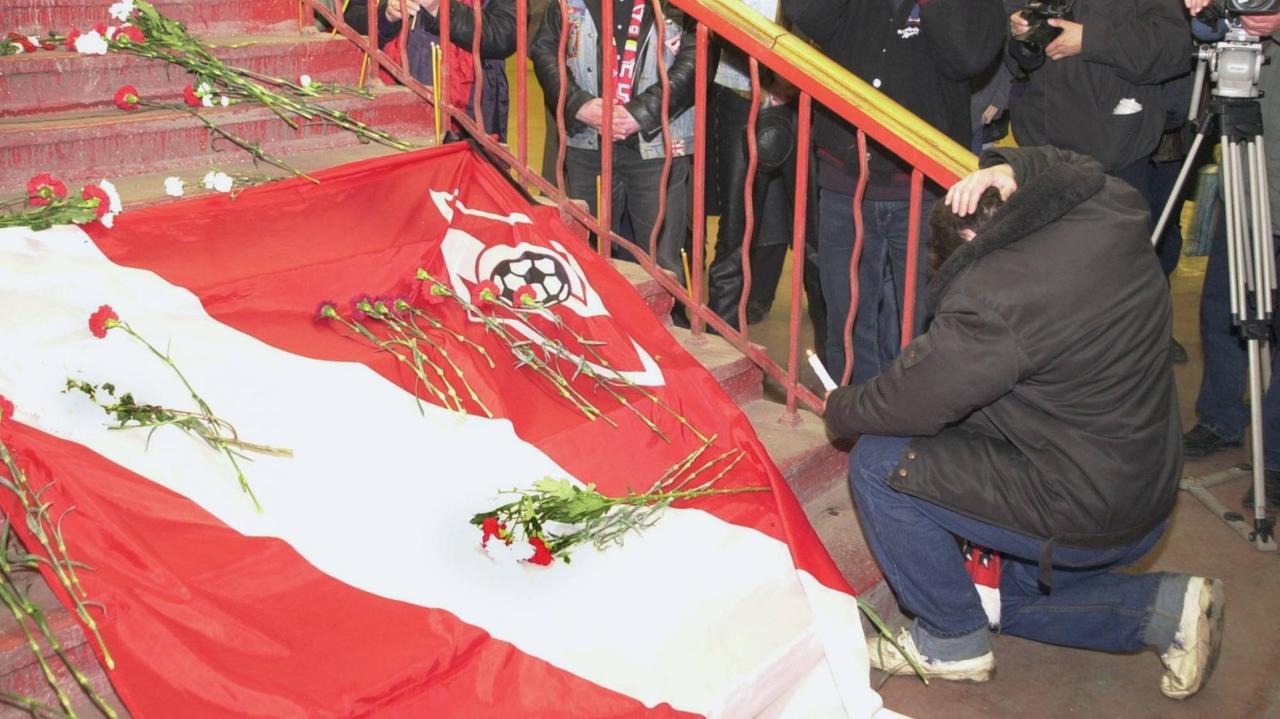 Ein russischer Fußballfan und Überlebender der Tragödie von 1982 legt Blumen im Luschniki-Stadium nieder, wo offiziell im Jahr 1982 66 Menschen bei einer Massenpanik starben. Ein russischer Fußballfan und Überlebender der Tragödie von 1982 legt Blumen im Luschniki-Stadium nieder, wo offiziell im Jahr 1982 66 Menschen bei einer Massenpanik starben.