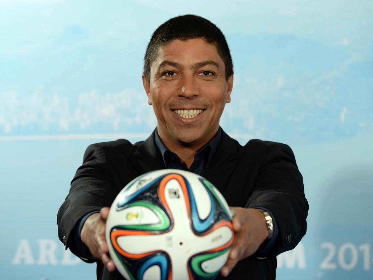 Der ARD-Brasilien-Experte Giovane Elber posiert während eines Fototermins vor einer ARD- und ZDF-Pressekonferenz in Hamburg für die Fotografen. Der ARD-Brasilien-Experte Giovane Elber posiert während eines Fototermins vor einer ARD- und ZDF-Pressekonferenz in Hamburg für die Fotografen.