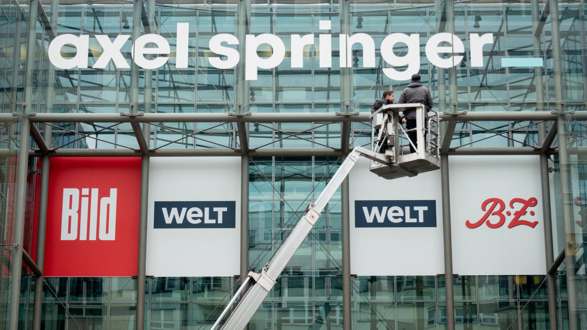 Das neu gestaltete Logo des Medienkonzerns Axel Springer wird an der Fassade der Unternehmenszentrale in Berlin befestigt. Das neu gestaltete Logo des Medienkonzerns Axel Springer wird an der Fassade der Unternehmenszentrale in Berlin befestigt.