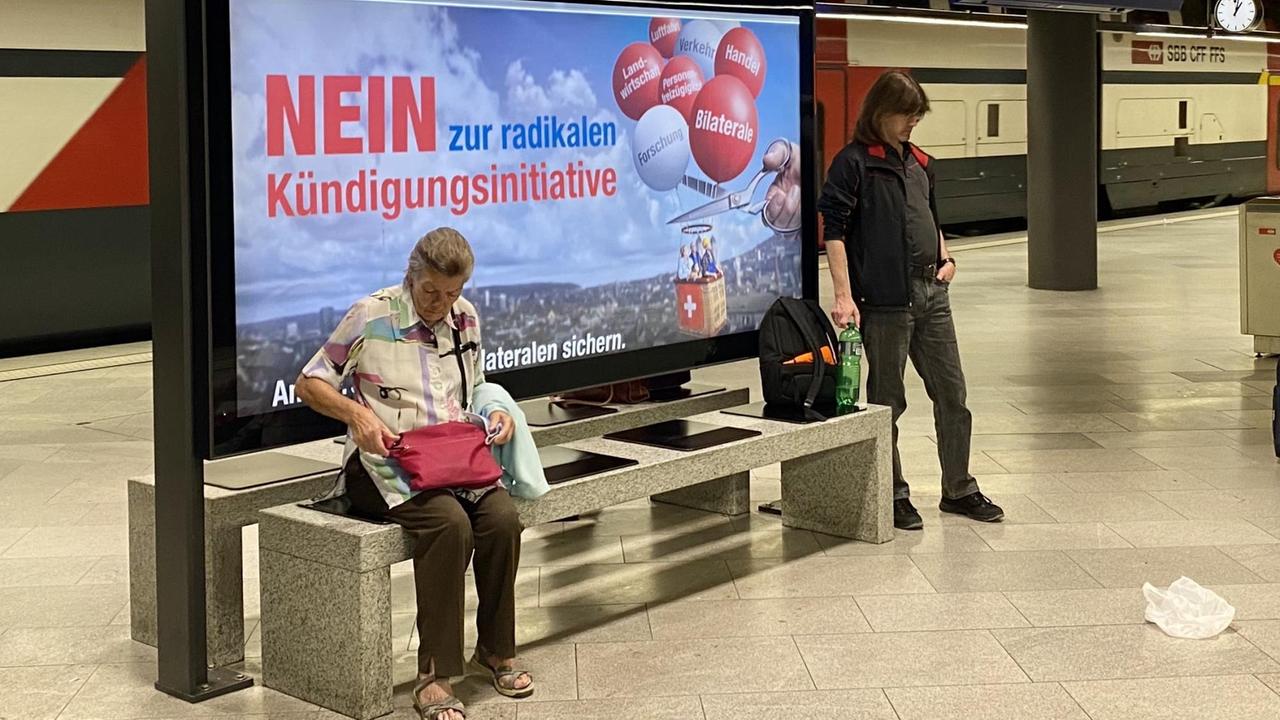 Ein Plakat der Gegner der Schweizer "Initiative für eine maßvolle Zuwanderung" - auch "Begrenzungsinitiative" genannt - am Bahnhof in Zürich
Ein Plakat der Gegner der Schweizer "Initiative für eine maßvolle Zuwanderung" - auch "Begrenzungsinitiative" genannt - am Bahnhof in Zürich