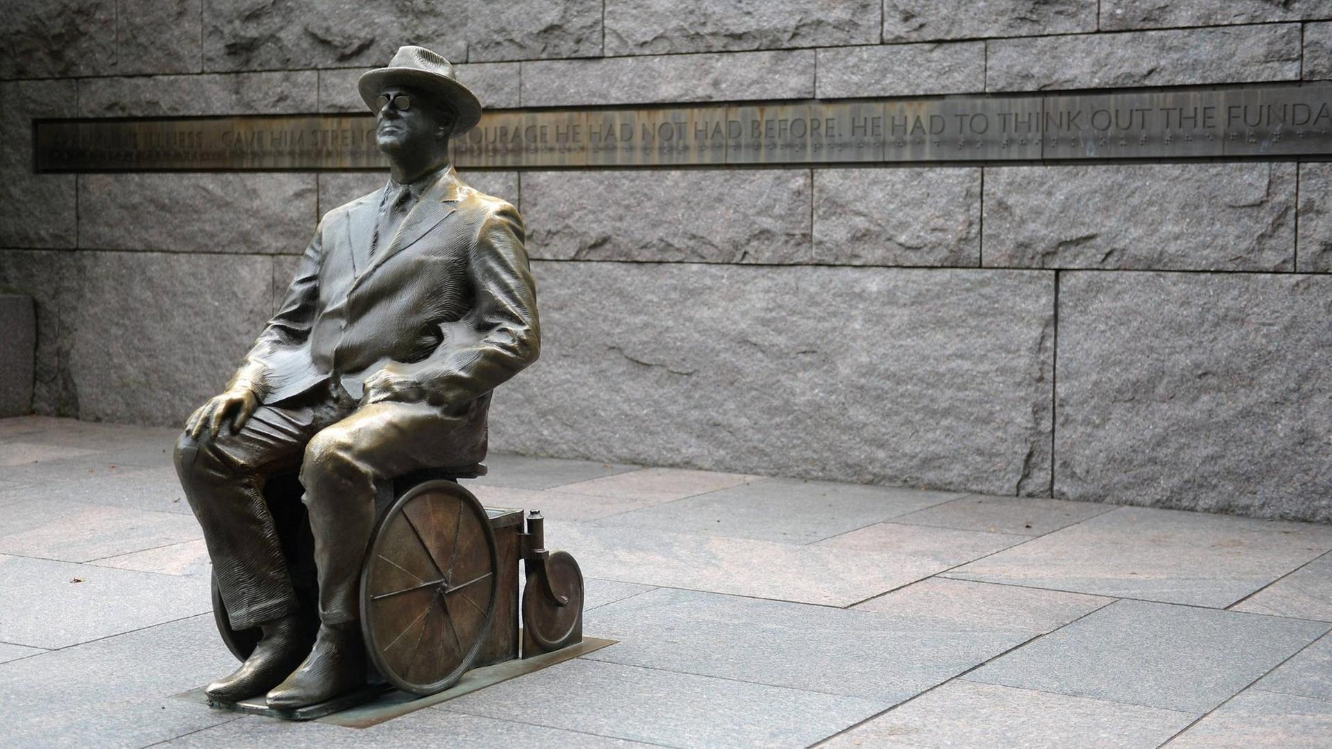 Skulptur von US-Präsident Franklin D. Roosevelt im Rollstuhl sitzend. Skulptur von US-Präsident Franklin D. Roosevelt im Rollstuhl sitzend.